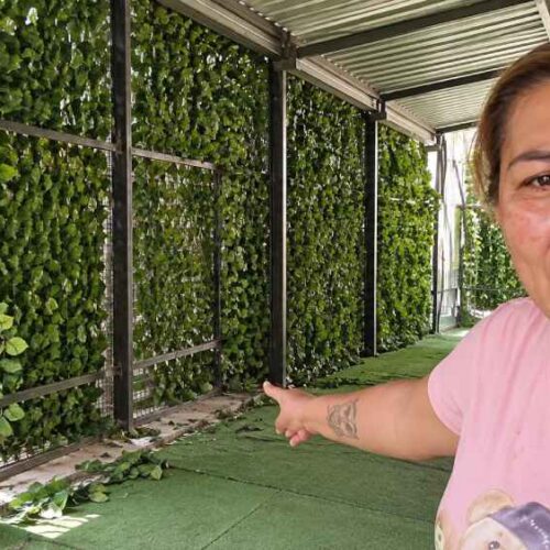 Yanira Berríos inició el desmontaje de la estructura instalada frente a su vivienda en Soyapango, según imágenes difundidas en redes sociales. Foto: Captura de pantalla - Ilustración.