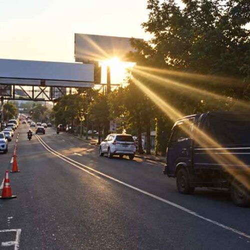 El tráfico de ingreso a San Salvador es regulado mediante carriles reversibles en diferentes arterias durante la mañana de este jueves. Foto: @VMTElSalvador.