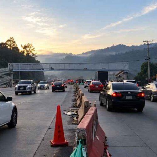 El tráfico de este viernes es regulado por gestores del VMT y carriles reversibles en distintos accesos a San Salvador. Foto: VMT.