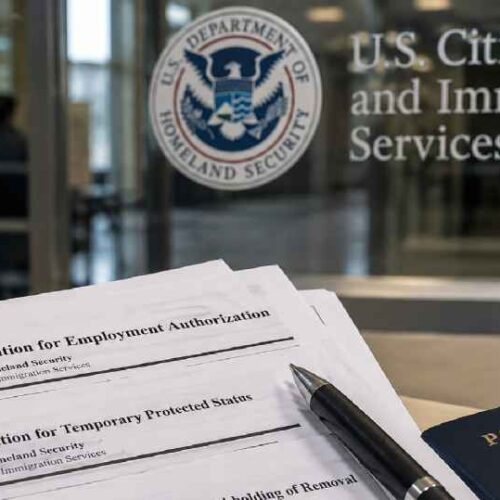 Las nuevas tarifas de USCIS comenzaron a aplicarse este 16 de octubre de 2026 a determinados trámites migratorios. Foto: Ilustración.
