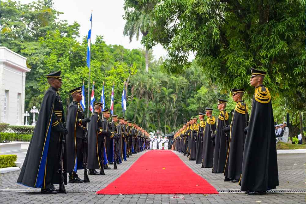 Bukele recibe a Laura Fernández en Casa Presidencial durante visita oficial
