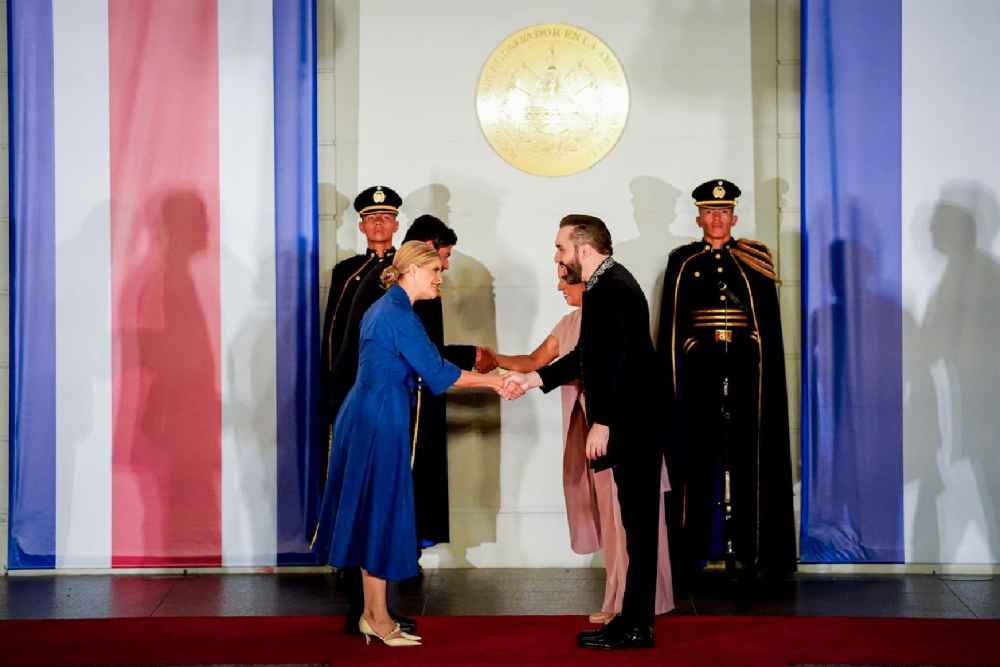 Casa Presidencial fue preparada para el encuentro entre Bukele y la presidenta de Costa Rica, Laura Fernández, durante su visita oficial a El Salvador. Foto: @SecPrensaSV.