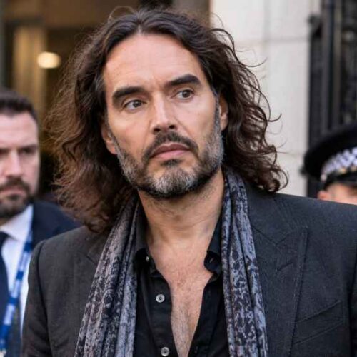 Russell Brand enfrenta en Londres un juicio por siete cargos relacionados con presuntos delitos sexuales. El actor se ha declarado no culpable de todas las acusaciones. Foto: Archivo.