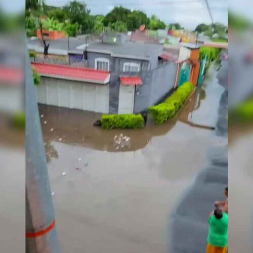 Inundaciones afectan viviendas y calles de Lourdes, Colón, durante las lluvias del sábado 17 de octubre. Imágenes reportadas por habitantes de la zona y difundidas en redes sociales. Foto: Cortesía.