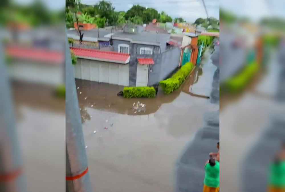 Inundaciones afectan viviendas y calles de Lourdes, Colón, durante las lluvias del sábado 17 de octubre. Imágenes reportadas por habitantes de la zona y difundidas en redes sociales. Foto: Cortesía.