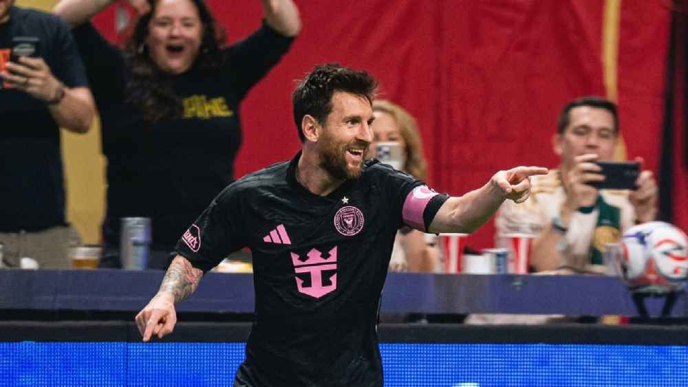Messi celebra uno de sus dos goles durante el triunfo 3-1 del Inter Miami frente a Atlanta United en la MLS. Foto: Captura de pantalla.