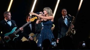 Taylor Swift asistió a la gala del Academy Museum en Los Ángeles, donde interpretó Ophelia en vivo por primera vez durante un set de cuatro canciones. Foto: Captura de pantalla.