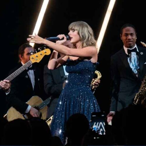 Taylor Swift asistió a la gala del Academy Museum en Los Ángeles, donde interpretó Ophelia en vivo por primera vez durante un set de cuatro canciones. Foto: Captura de pantalla.