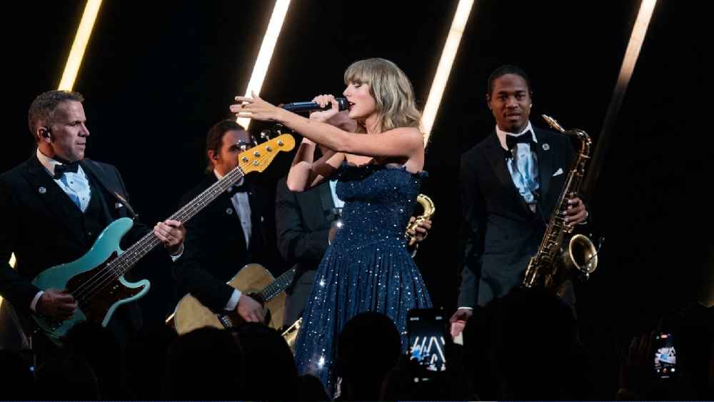 Taylor Swift asistió a la gala del Academy Museum en Los Ángeles, donde interpretó Ophelia en vivo por primera vez durante un set de cuatro canciones. Foto: Captura de pantalla.
