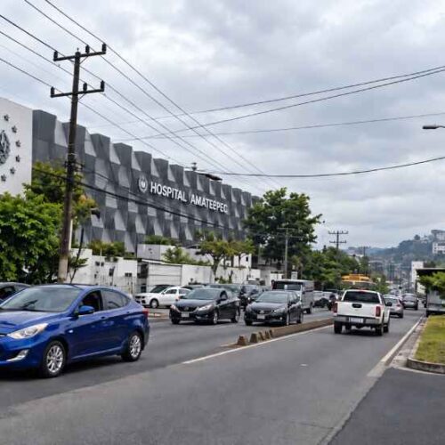 El tráfico en los principales accesos a San Salvador es regulado mediante carriles reversibles y dispositivos del VMT durante la hora pico matutina. Foto: VMTSV.