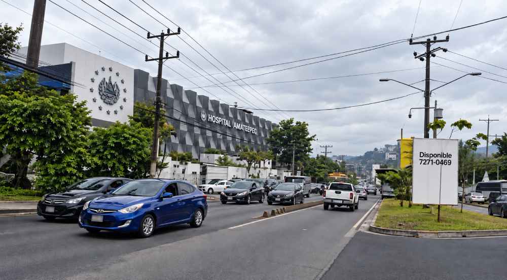 El tráfico en los principales accesos a San Salvador es regulado mediante carriles reversibles y dispositivos del VMT durante la hora pico matutina. Foto: VMTSV.