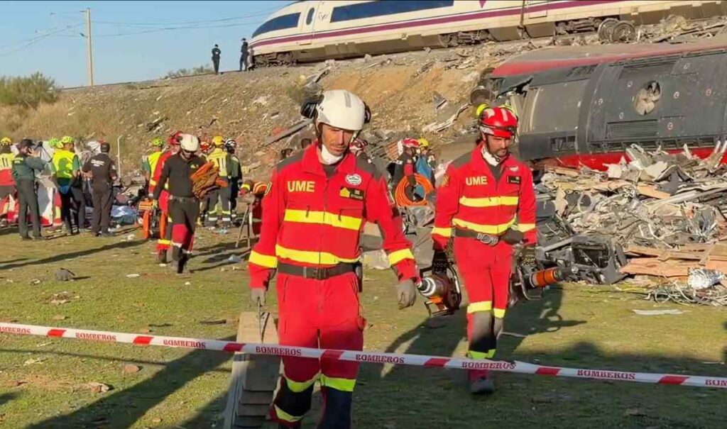 Equipos de emergencia trabajan tras el choque de trenes de alta velocidad en Toledo, España, que dejó al menos 68 fallecidos. Captura de pantalla