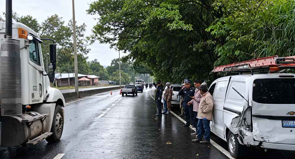 Tráfico en El Salvador es regulado por gestores del VMT y carriles reversibles durante la mañana de este martes 20 de octubre. Foto: VMT.