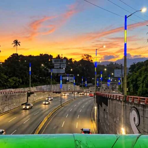 El tráfico hacia San Salvador es regulado mediante carriles reversibles en diferentes corredores durante la mañana de este miércoles. Foto: VMT.