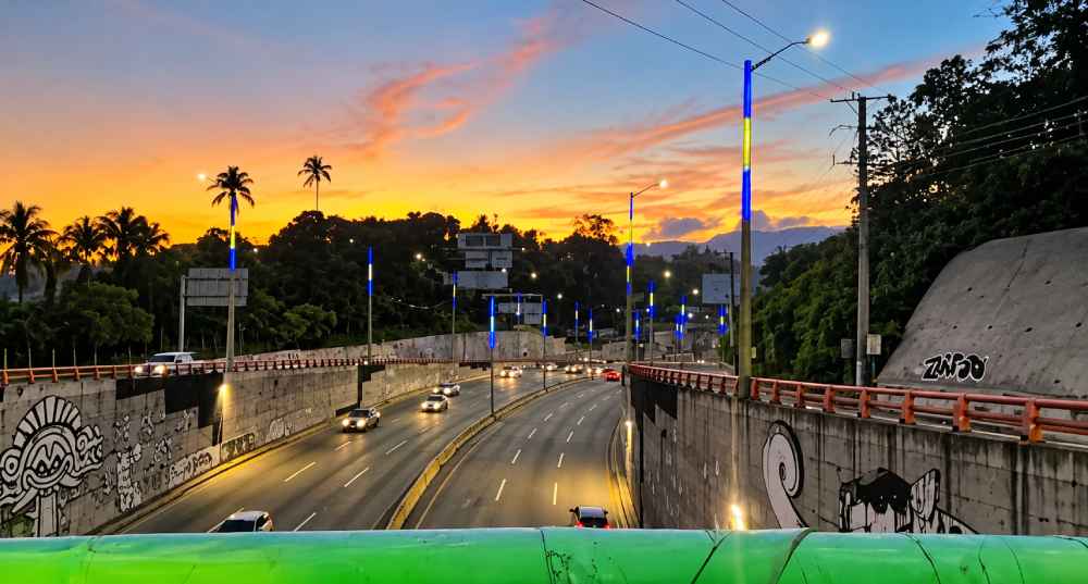 El tráfico hacia San Salvador es regulado mediante carriles reversibles en diferentes corredores durante la mañana de este miércoles. Foto: VMT.