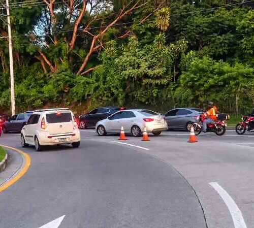 El tráfico de este jueves inicia con carriles reversibles en Los Chorros y Constitución y varios accidentes atendidos durante la madrugada. Foto: VMT.
