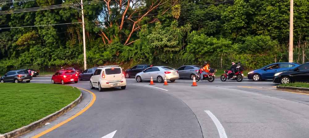 El tráfico de este jueves inicia con carriles reversibles en Los Chorros y Constitución y varios accidentes atendidos durante la madrugada. Foto: VMT.