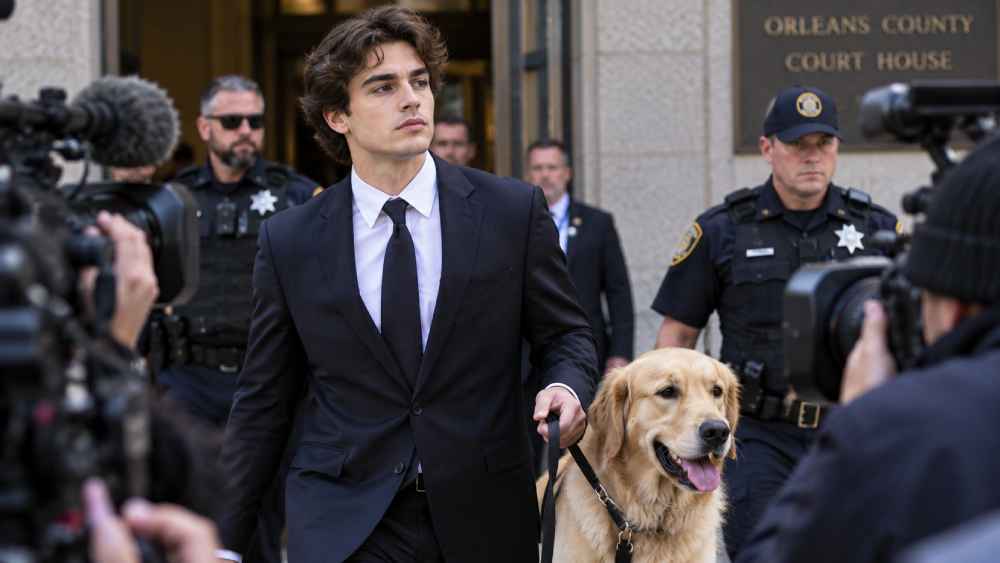 Clavicular, cuyo nombre es Braden Peters, compareció acompañado de su perro Morris el 22 de octubre de 2026 en Massachusetts, donde se declaró no culpable de cargos penales relacionados con una denuncia de agresión sexual. Foto: Ilustración.