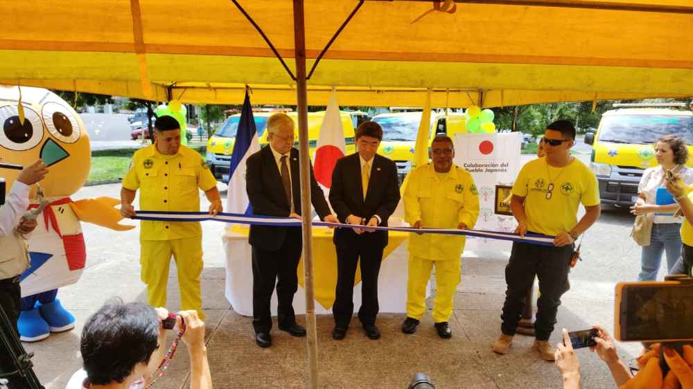 Socorristas de Comandos de Salvamento junto a las nuevas ambulancias destinadas a reforzar la atención de emergencias en tres delegaciones del país. Foto: cortesía.