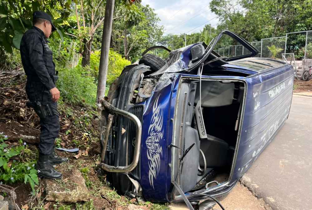El accidente ocurrió en el cantón Veracruz y dejó un microbús que transportaba estudiantes volcado junto a la vía. Foto: Comandos De Salvamento.
