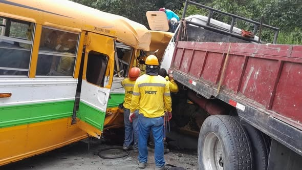 Conductores que viajan hacia occidente deben utilizar rutas alternas mientras permanece cerrado el tramo de Los Chorros. Foto: Comandos De Salvamento.